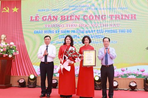 Gắn biển công trình trường tiểu học mừng kỷ niệm 70 năm Giải phóng Thủ đô