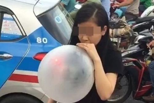 Nữ sinh ở Phú Thọ bị liệt hai chân do hít 15 quả bóng cười