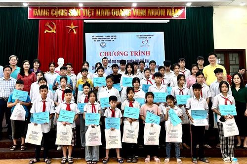 Trao hỗ trợ cho trẻ em có hoàn cảnh đặc biệt, khó khăn tại Hà Nội