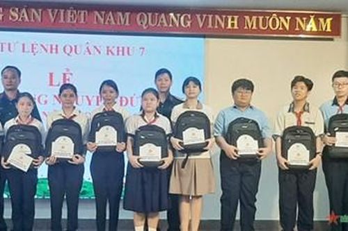 Quân khu 7 trao học bổng Nguyễn Đức Cảnh cho học sinh vượt khó học giỏi
