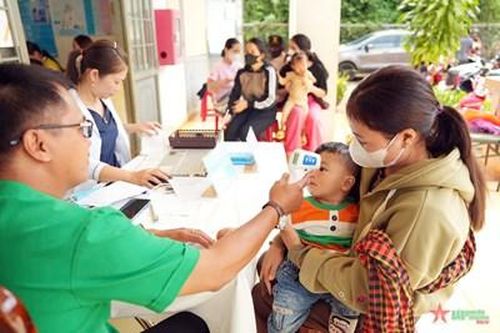 Khám bệnh, cấp thuốc cho 300 người dân tộc thiểu số