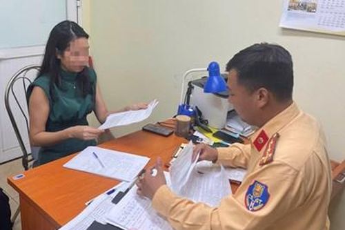 Xử phạt nữ tài xế lái xe ô tô đi ngược chiều trên đường Trường Chinh