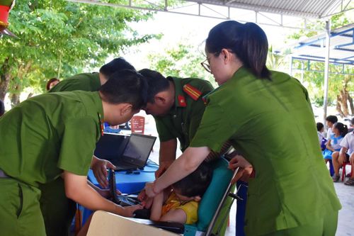 Thu nhận hồ sơ cấp căn cước tại Làng Hòa Bình
