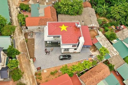 Người trẻ Việt 'hô biến' mái nhà thành lá cờ Tổ quốc