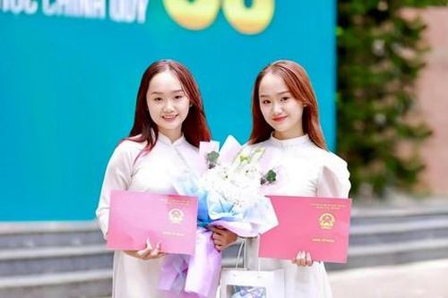 Cặp chị em sinh đôi tài năng: Ngọc Anh tốt nghiệp thủ khoa, Diệu Anh xuất sắc toàn khóa tại Học viện Tài chính