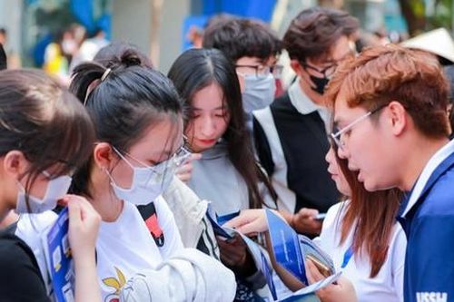 Tân sinh viên được các mentor hướng dẫn khi nhập học