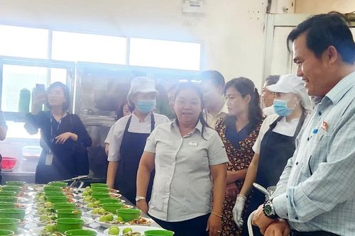Ban Văn hóa - Xã hội HĐND TPHCM khảo sát suất ăn của công nhân