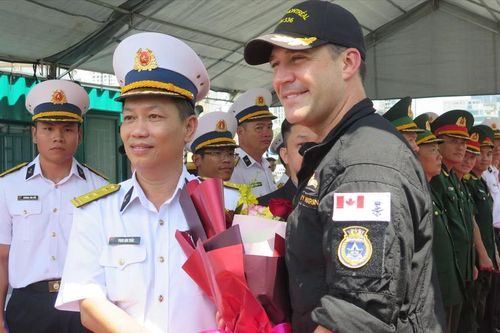 Tàu Hải quân Hoàng gia Canada (HMCS) thăm TPHCM