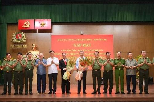 Tô thắm truyền thống vẻ vang của lực lượng Công an nhân dân Việt Nam anh hùng