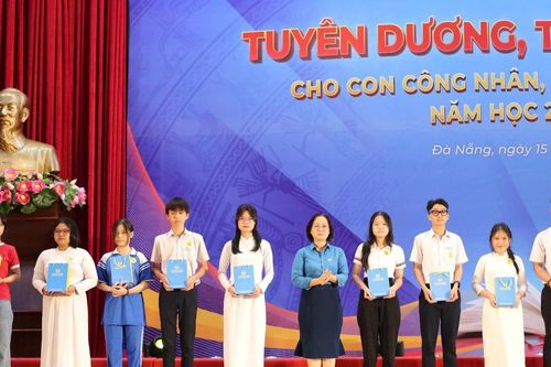Trao 480 suất học bổng cho học sinh con công nhân, người lao động ở Đà Nẵng