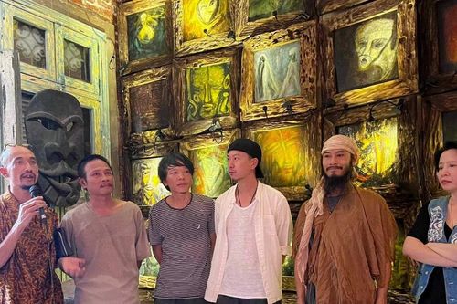 Quẹt lửa ngắm tranh nơi nhà hoang