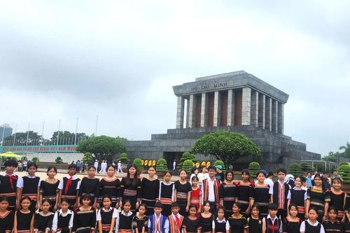 Tham quan lăng Bác, di tích lịch sử để khen thưởng học sinh tiêu biểu