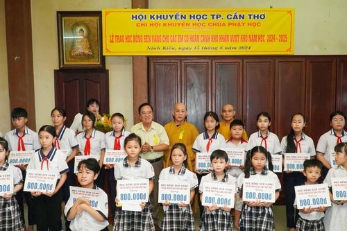Cần Thơ: 125 học sinh nghèo hiếu học nhận học bổng Sen Vàng