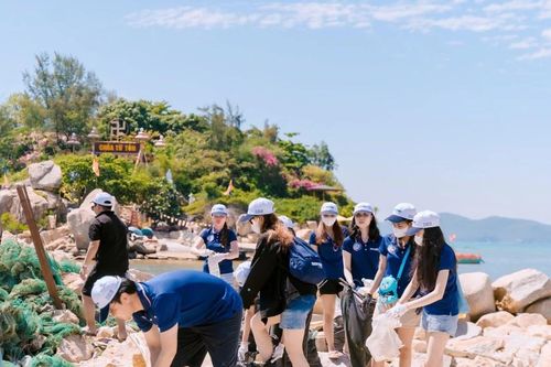 Gần 200kg rác được dọn sạch tại bãi biển ở TP Nha Trang