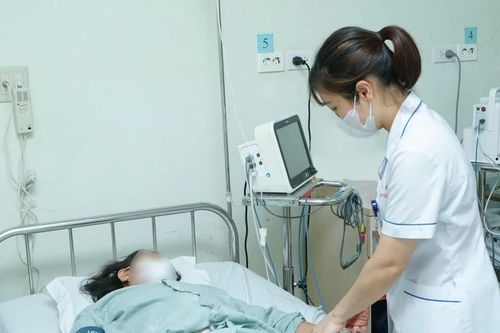 Bệnh nhân thủng ruột do nuốt phải hạt táo đỏ