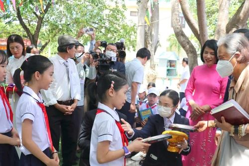 Công chúa Thái Lan thăm và tặng quà đến học sinh Quảng Trị