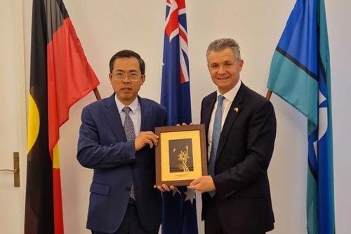 Đại sứ Phạm Hùng Tâm gặp Đồng Bộ trưởng Di trú Australia Matt Thistlethwaite