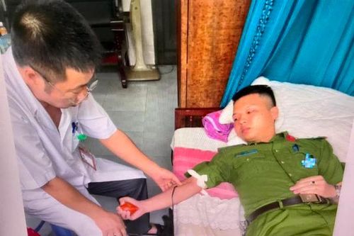 Lào Cai: Hai cán bộ công an kịp thời hiến nhóm máu hiếm cứu bệnh nhân