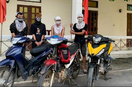 Bốn thanh thiếu niên bịt mặt cướp tài sản của người đi đường