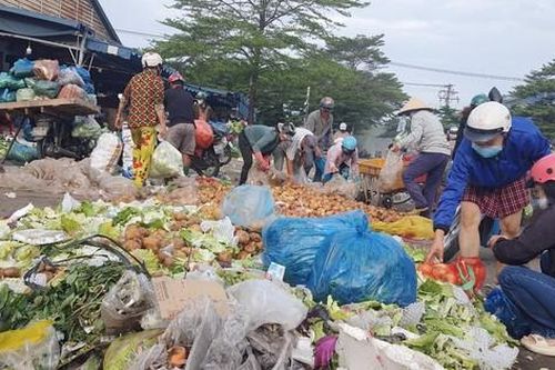 'Lên đời' cho thực phẩm bẩn: Nhặt rác về bán, chế biến món ăn