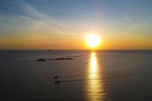 Đẹp nao lòng bình minh trên biển Thiên Cầm