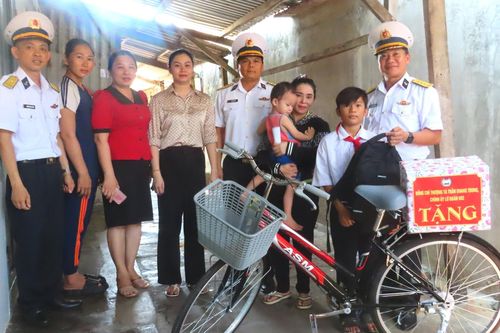 Lữ đoàn 682 hỗ trợ con ngư dân đón năm học mới