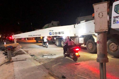 Thi công cầu không đặt biển báo khiến người đi đường gặp tai nạn
