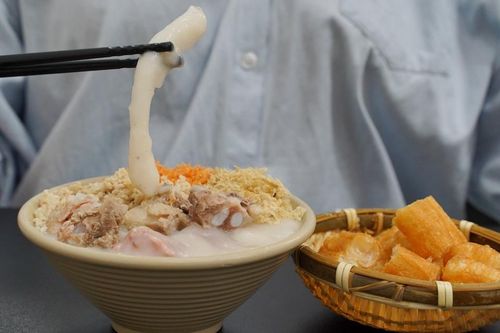 Chủ quán Hà Nội bán món cháo lạ, khách muốn ăn phải dùng... đũa