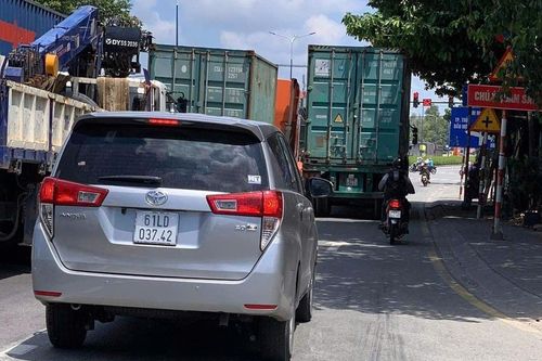 CSGT phạt 90 phiếu, ô tô vẫn lấn làn trên đường huyết mạch ở Bình Dương