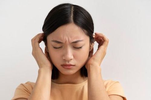 Hàng xóm chỉ chờ tôi mở cửa để vào kể xấu con dâu