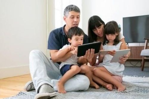 Những đứa trẻ… smartphone