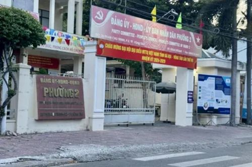 Bắt nữ cán bộ địa chính về tội 'Môi giới hối lộ'