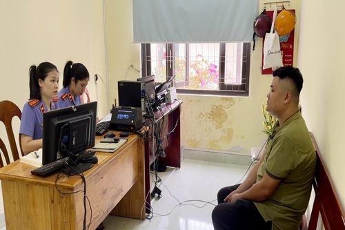 VKSND quận Thanh Khê tiếp nhận đối tượng truy nã đến đầu thú