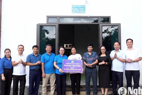 Công đoàn Bộ Tài chính trao nhà tình nghĩa cho hộ nghèo ở Nghệ An