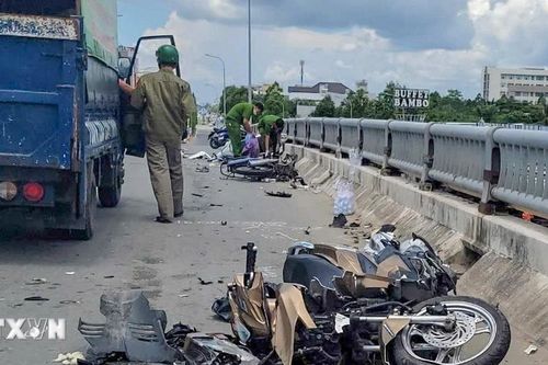 Cần Thơ: Ôtô đâm hất tung 3 xe máy trên cầu Cồn Khương, 3 người bị thương