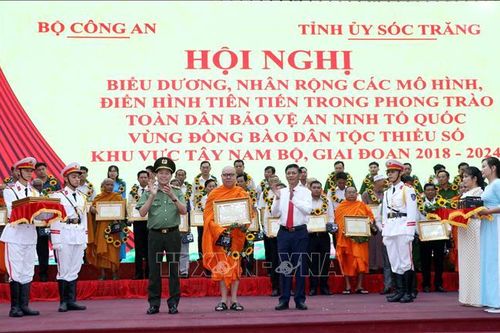 Đồng bào dân tộc thiểu số khu vực Tây Nam Bộ tích cực tham gia bảo vệ an ninh Tổ quốc