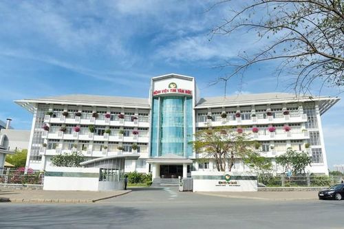 Ngược chiều lợi nhuận hai bệnh viện hiếm hoi trên sàn