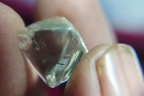 Đào mỏ, anh nông dân tìm được viên kim cương trị giá 2 tỷ đồng