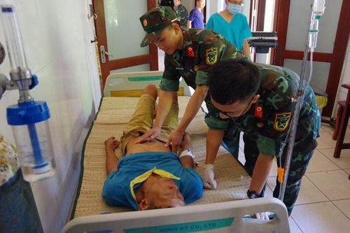 Trung tâm Y tế Trường Sa cấp cứu ngư dân tỉnh Bình Định bị bệnh trên biển