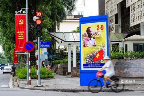 Hà Nội rực rỡ cờ hoa chào mừng Cách mạng tháng Tám và Quốc khánh 2/9