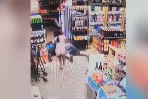 Clip: Cha vật lộn với tên cướp, con gái lao ra giải cứu và cái kết