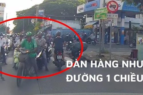 Xe máy nườm nượp đi ngược chiều, dàn hàng trước ngã tư như đường một chiều