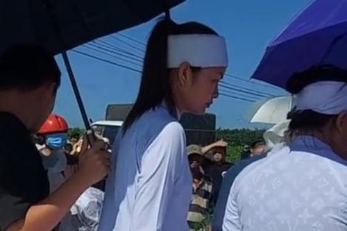 Hoa hậu Ngọc Châu thất thần, lau vội nước mắt đưa tang mẹ