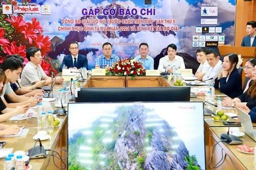Giải leo núi dành cho các nhà báo chinh phục những cung đường cheo leo ở Tây Bắc