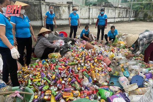 Phụ nữ giúp nhau mua bảo hiểm y tế