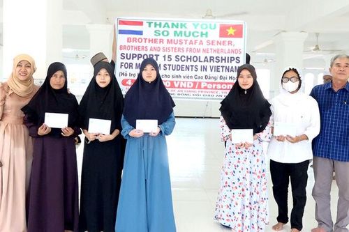 Trao 215 suất quà, học bổng cho học sinh, sinh viên dân tộc Chăm