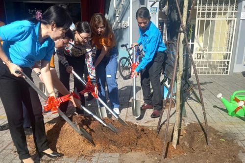 Liên đoàn Lao động TP. Long Xuyên thực hiện các hoạt động mừng Ngày sinh Chủ tịch Tôn Đức Thắng