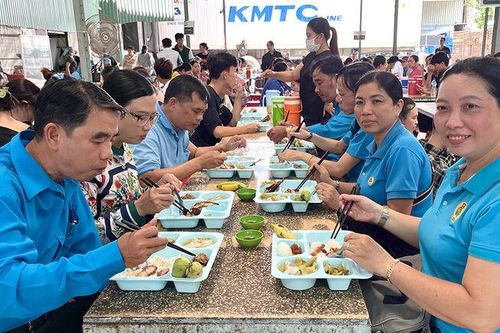 800 công nhân dự 'Bữa cơm công đoàn' tại Công ty Cổ phần Thực phẩm Hưng Phúc Thịnh