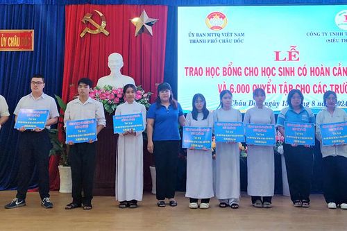 TP. Châu Đốc trao học bổng, tập cho học sinh khó khăn