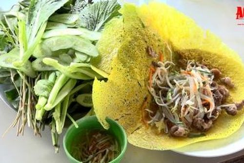 Thưởng thức bánh xèo ven đường